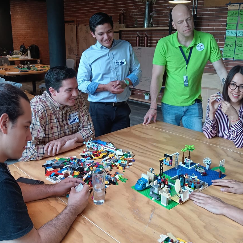 Build & Evolve (LEGO Serious Play) — imagen representativa 800x800 px